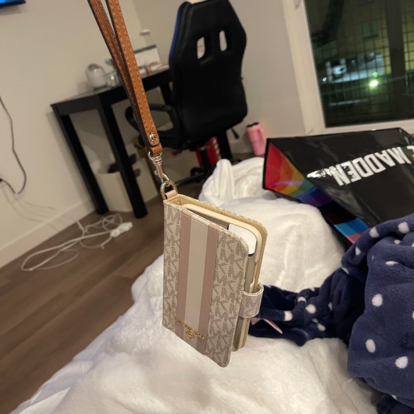 Michael Kors Wallet Phone Case - Like New - Beige/Striped Design - iPhone 11/12 - Picture 9 of 9